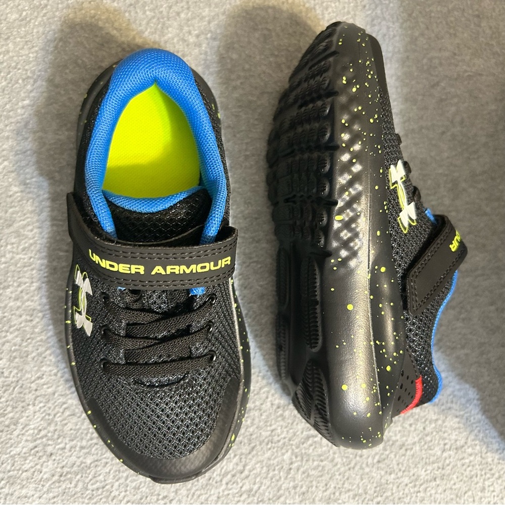 Under Armour Surge 4  Sneakers Boys US 11 Black Running Shoes NIB - Picture 3 of 5
